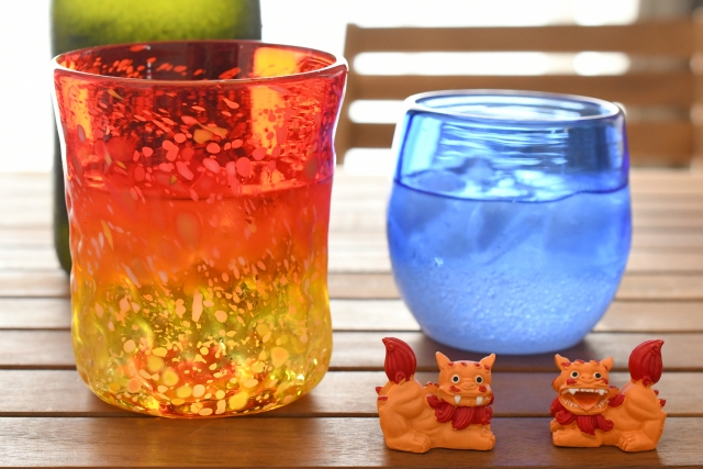 泡盛を琉球グラスに注いだところ