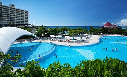 ホテルに併設されたプール