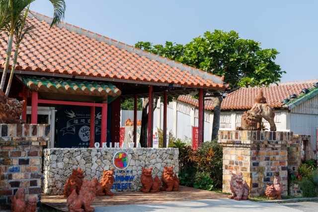 沖縄の伝統工芸である琉球ガラスの工房