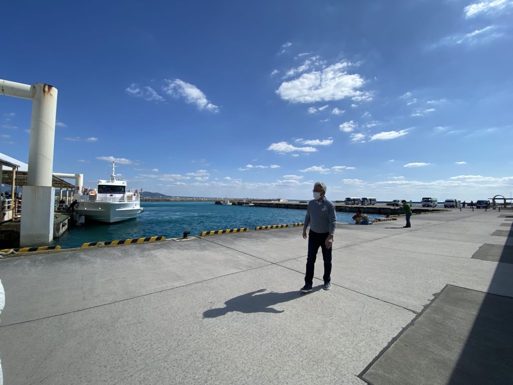 フェリーが接岸するドック